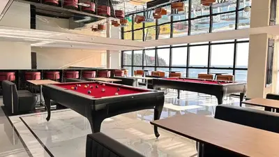 Uma mesa de bilhar em Suíte Familia com Hidro Frente Mar Blue Sea