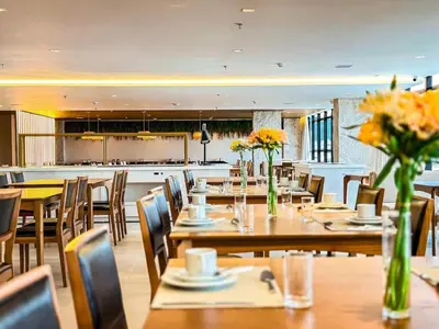 Um restaurante ou outro lugar para comer em Suíte Familia com Hidro Frente Mar Blue Sea