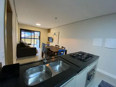 A cozinha ou kitchenette de Amplo apartamento há poucos metros do mar! 0439