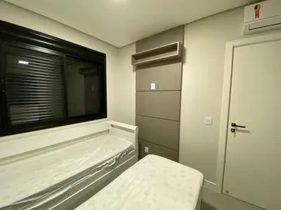Uma cama ou camas num quarto em Amplo apartamento há poucos metros do mar! 0439
