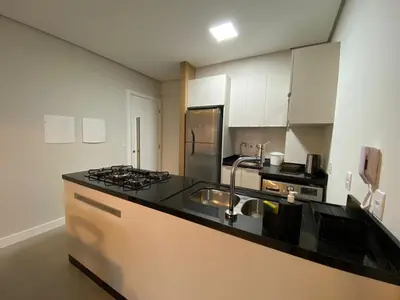 A cozinha ou kitchenette de Amplo apartamento há poucos metros do mar! 0439
