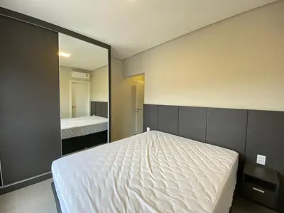 Uma cama ou camas num quarto em Amplo apartamento há poucos metros do mar! 0439