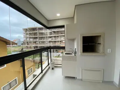 A cozinha ou kitchenette de Amplo apartamento há poucos metros do mar! 0439