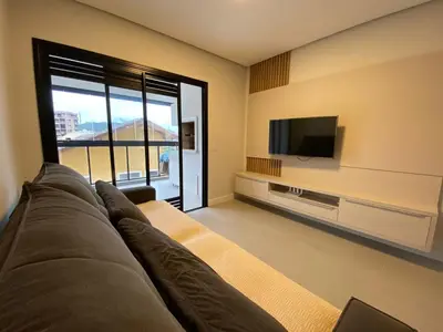 Uma televisão e/ou sistema de entretenimento em Amplo apartamento há poucos metros do mar! 0439