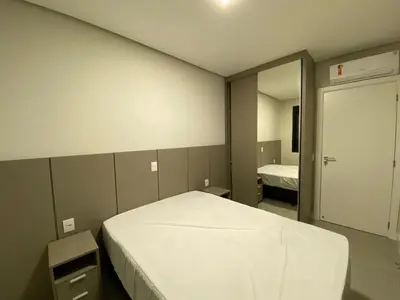 Uma cama ou camas num quarto em Amplo apartamento há poucos metros do mar! 0439