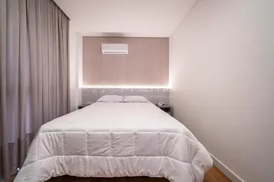 Uma cama ou camas num quarto em 408 Suíte em Localização Incrível Praia de Bombinhas a 120m
