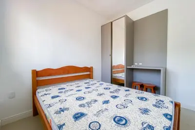 Uma cama ou camas num quarto em A poucos passos da Praia de Palmas a 200m - 0107