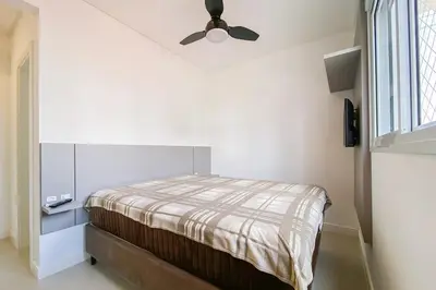 Uma cama ou camas num quarto em A poucos passos da Praia de Palmas a 200m - 0107