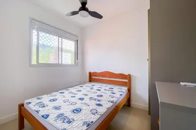 Uma cama ou camas num quarto em A poucos passos da Praia de Palmas a 200m - 0107