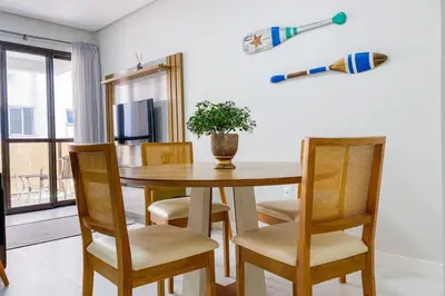 Uma televisão e/ou sistema de entretenimento em Apartamento para relaxar 450m da Praia de Palmas - 0113