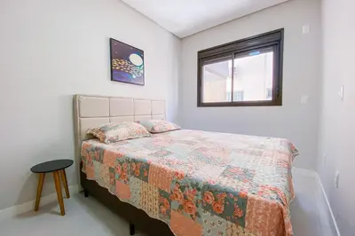 Uma cama ou camas num quarto em Apartamento para relaxar 450m da Praia de Palmas - 0113
