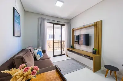 Uma televisão e/ou sistema de entretenimento em Apartamento para relaxar 450m da Praia de Palmas - 0113