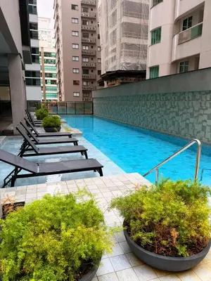 A piscina em ou perto de Seu Refúgio de Luxo a Passos do Mar em Itapema