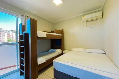 Uma cama ou camas num quarto em Na Principal Avenida - 200m da Praia de Palmas - 0196