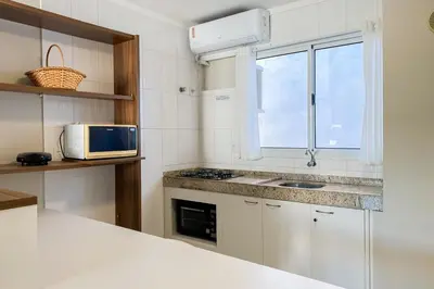 A cozinha ou kitchenette de Na Principal Avenida - 200m da Praia de Palmas - 0196