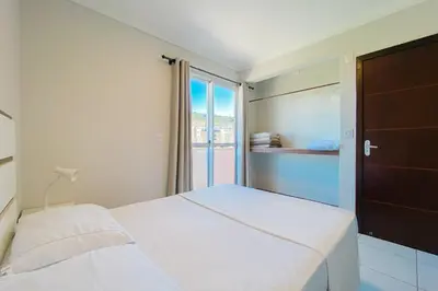 Uma cama ou camas num quarto em Na Principal Avenida - 200m da Praia de Palmas - 0196