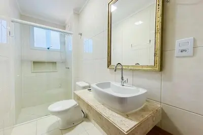 Uma casa de banho em Na Principal Avenida - 200m da Praia de Palmas - 0196