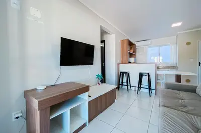Uma televisão e/ou sistema de entretenimento em Na Principal Avenida - 200m da Praia de Palmas - 0196