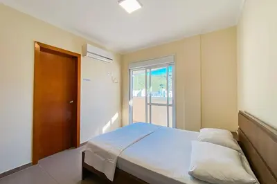 Uma cama ou camas num quarto em Praia de Palmas 400m do mar, perto do comércio - 0198