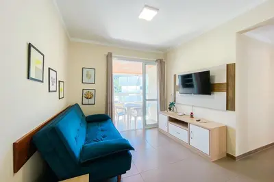 Uma televisão e/ou sistema de entretenimento em Praia de Palmas 400m do mar, perto do comércio - 0198