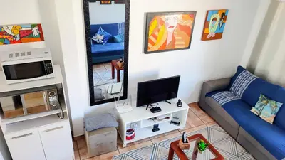 Uma televisão e/ou sistema de entretenimento em Cod 140 - Residencial Torres, Praia de Bombas ap 5