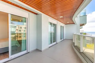 Uma varanda ou terraço em Cobertura Duplex a 100m da Praia com Jacuzzi Privativa