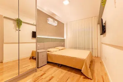 Uma cama ou camas num quarto em Cobertura Duplex a 100m da Praia com Jacuzzi Privativa