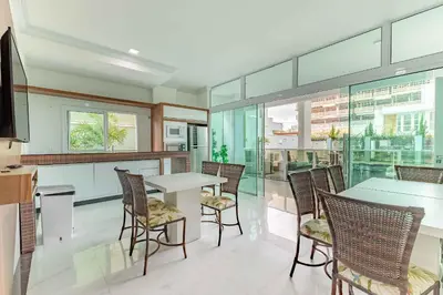Uma área de estar em Cobertura Duplex a 100m da Praia com Jacuzzi Privativa