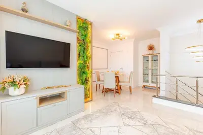 Uma televisão e/ou sistema de entretenimento em Cobertura Duplex a 100m da Praia com Jacuzzi Privativa