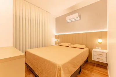 Uma cama ou camas num quarto em Cobertura Duplex a 100m da Praia com Jacuzzi Privativa