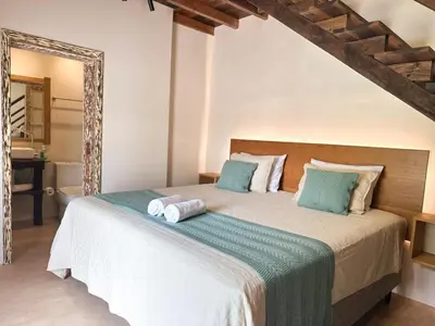 Uma cama ou camas num quarto em Cabana Com Hidro Na Natureza - Baoba Suites