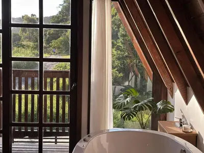 Um jardim no exterior de Cabana Com Hidro Na Natureza - Baoba Suites