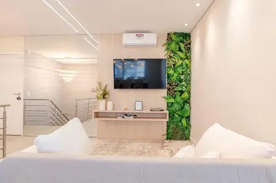 Uma televisão e/ou sistema de entretenimento em Ampla Cobertura Duplex com Jacuzzi Privativa