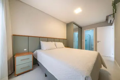 Uma cama ou camas num quarto em Sunrise Residence - Apto 2 dormitórios Praia de Bombinhas - Centro