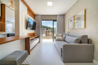 Uma televisão e/ou sistema de entretenimento em Sunrise Residence - Apto 2 dormitórios Praia de Bombinhas - Centro