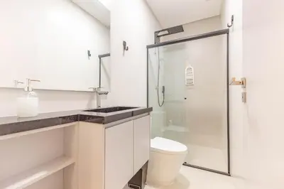 A planta de Elegante e Confortável suíte a 120 metros do Praia de Bombinhas