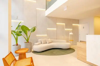 Uma área de estar em Elegância e Conforto em Suíte a 120 metros da praia de Bombinhas