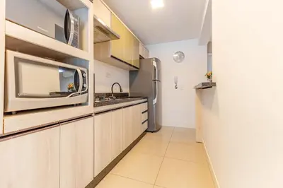 A cozinha ou kitchenette de Confortável Apto com Piscina na Praia de Bombas