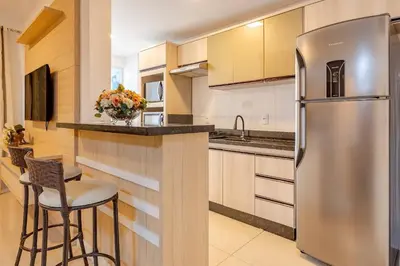 A cozinha ou kitchenette de Confortável Apto com Piscina na Praia de Bombas