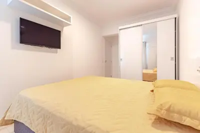 Uma cama ou camas num quarto em Confortável Apto com Piscina na Praia de Bombas