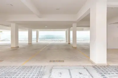 A planta de Confortável Apto com Piscina na Praia de Bombas