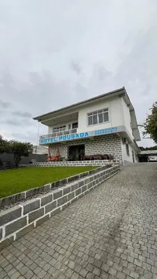 O edifício onde o quarto em acomodação particular está situado