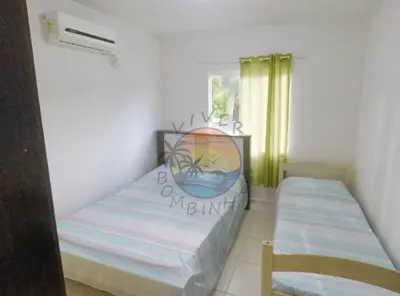 Uma cama ou camas num quarto em Ampla Casa Zona Central da Praia de Mariscal com 03 Dormitórios