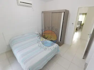 Uma cama ou camas num quarto em Ampla Casa Zona Central da Praia de Mariscal com 03 Dormitórios