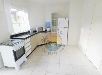 A cozinha ou kitchenette de Ampla Casa Zona Central da Praia de Mariscal com 03 Dormitórios