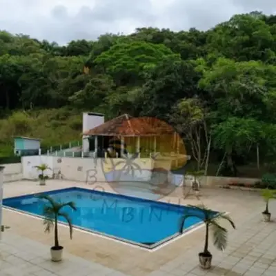 Apartamento no Centro de Bombinhas Próximo a Praia e Comércio em Geral