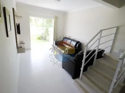 A planta de Ampla Casa Zona Central da Praia de Mariscal com 03 Dormitórios