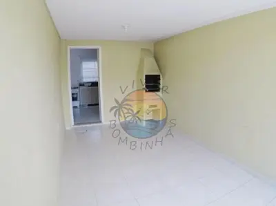Uma televisão e/ou sistema de entretenimento em Ampla Casa Zona Central da Praia de Mariscal com 03 Dormitórios