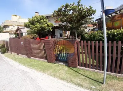 Um jardim no exterior de Casa Beira Mar Com 05 Dormitórios Próximo a Comércio em Geral