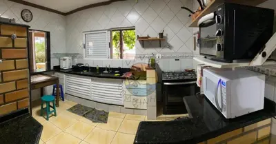 A cozinha ou kitchenette de Casa Beira Mar Com 05 Dormitórios Próximo a Comércio em Geral